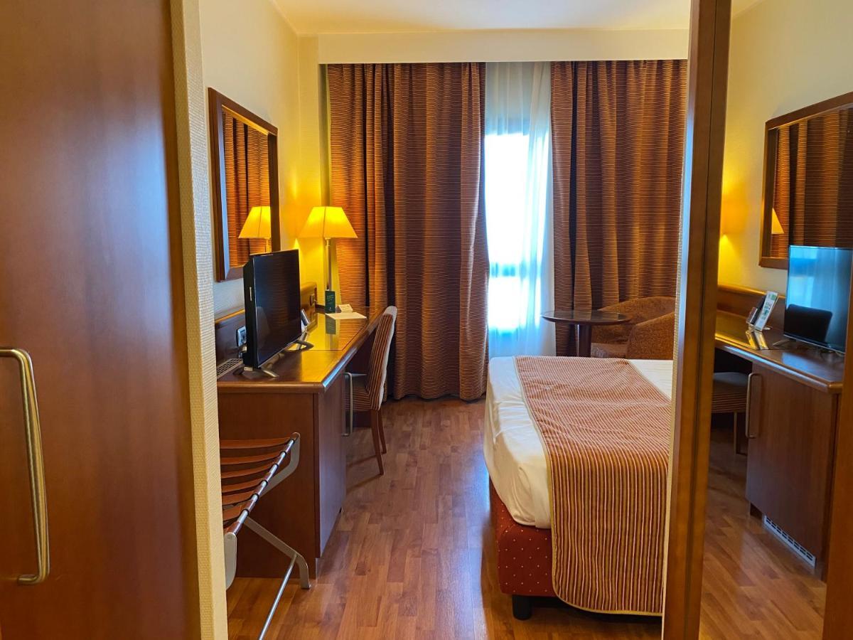 Holiday Inn Cagliari By Ihg Exterior foto